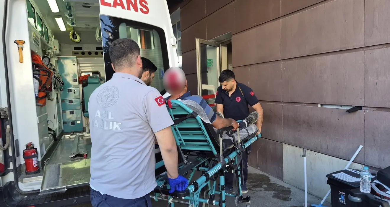 Üzerine buzdolabı devrilen kişi yaralandı