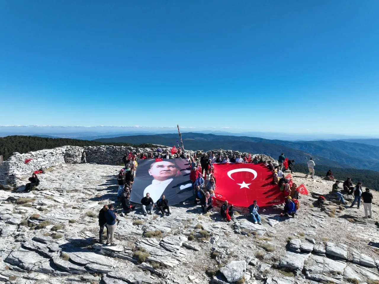 Kazdağları’nın zirvesinde bayrak yürüyüşü