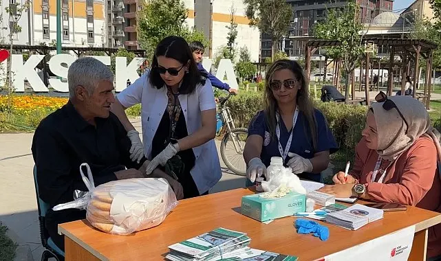 Yüksekova'da parkta sağlık molası: Vatandaşlar tansiyon ve şeker ölçümü için akın etti