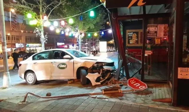 Beylikdüzü'nde polisten kaçan alkollü sürücü restorana daldı