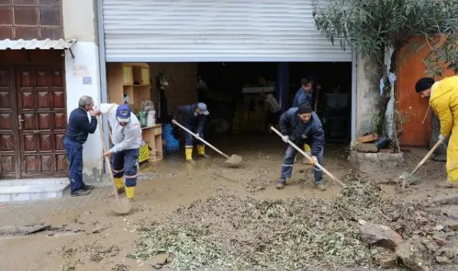 Mudanya'da sel etkili oldu; dereler taştı, araçlar su içinde kaldı