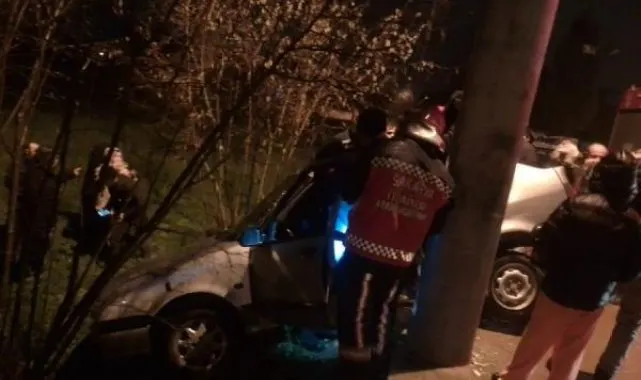 Sakarya'da otomobil beton direğe çarptı; 4 yaralı